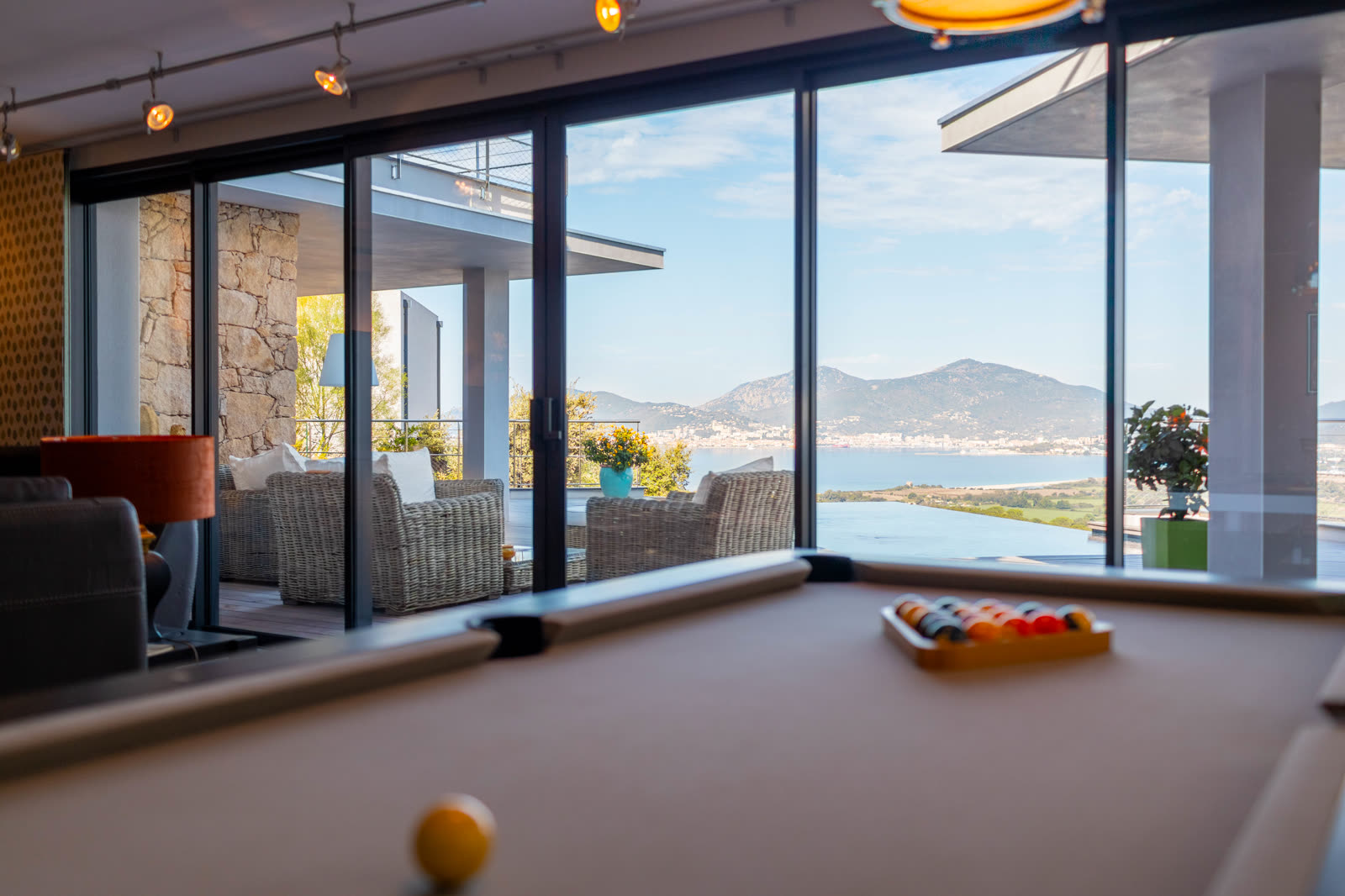 Baie vitrée posée par AZ Habitat dans une villa du Grand Ajaccio, avec vue sur le golfe, photographiée par l'Agence PMB